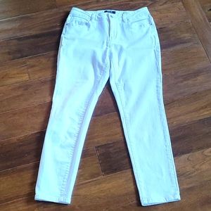 White Earl skinny jeans in very good condition! Size 10/12...see Measurments.
